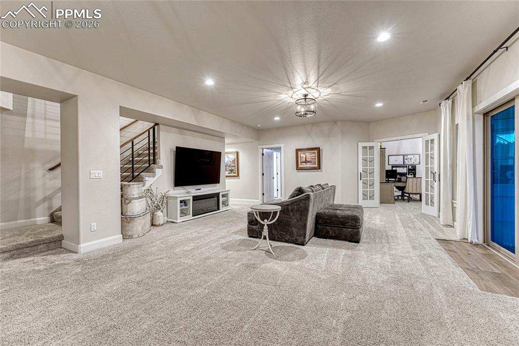 Image 26 of 50: Living Room