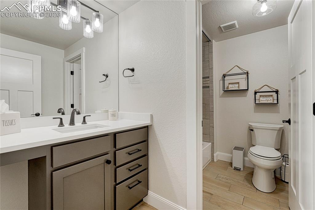 Image 31 of 50: Bathroom