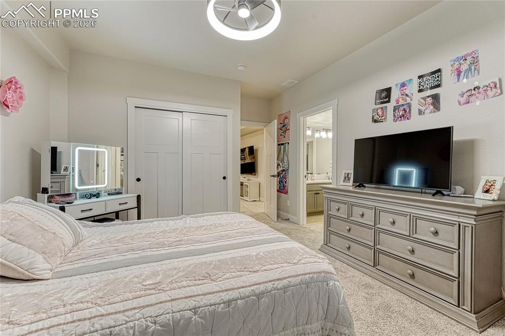 Image 32 of 50: Bedroom