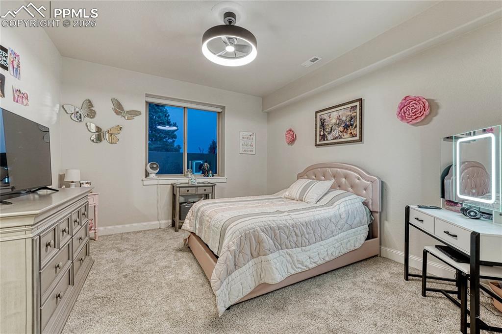 Image 33 of 50: Bedroom