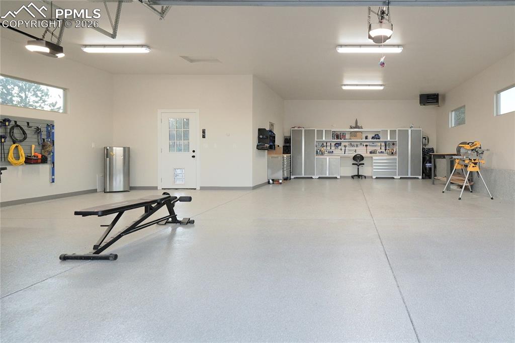 Image 48 of 50: Garage