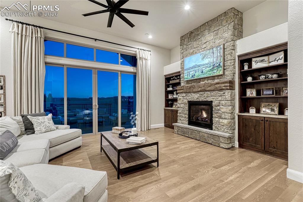 Image 6 of 50: Living Room