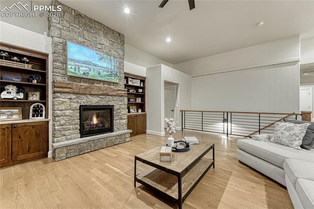 Image 8 of 50: Living Room