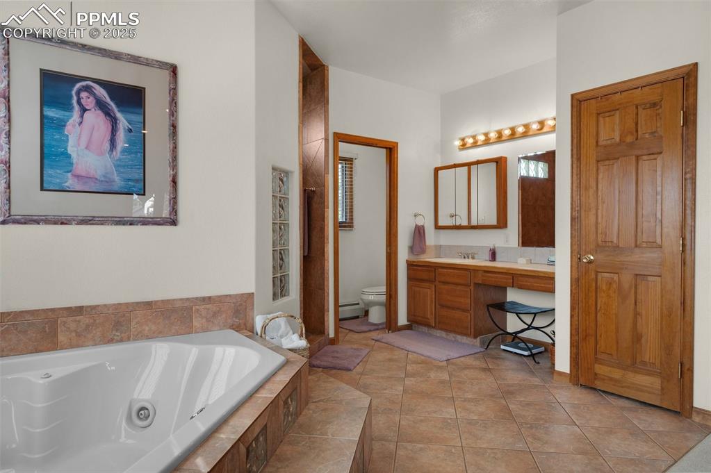 Image 18 of 34: Bathroom