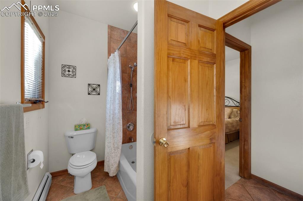 Image 23 of 34: Bathroom