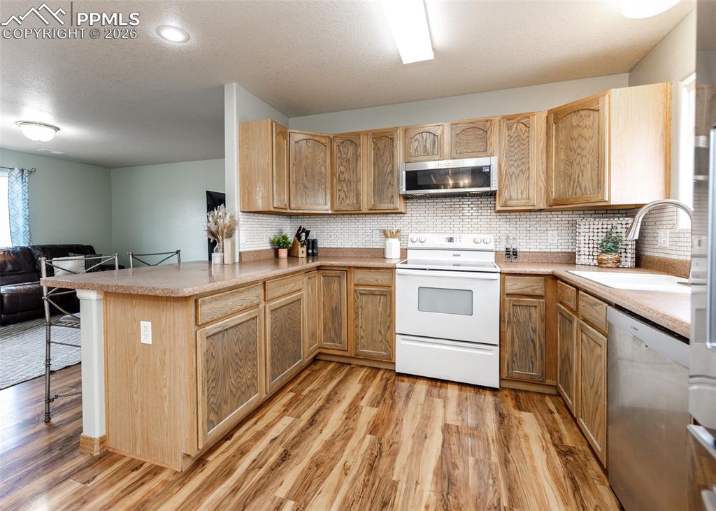 Image 10 of 32: Kitchen