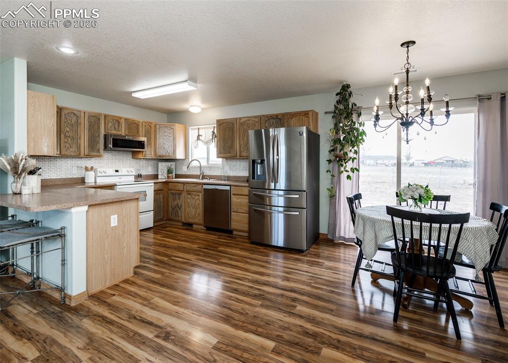 Image 11 of 32: Kitchen