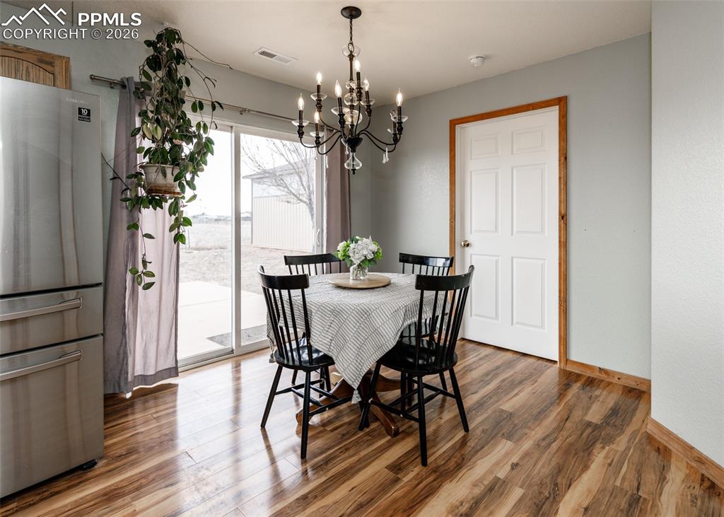 Image 12 of 32: Dining Area