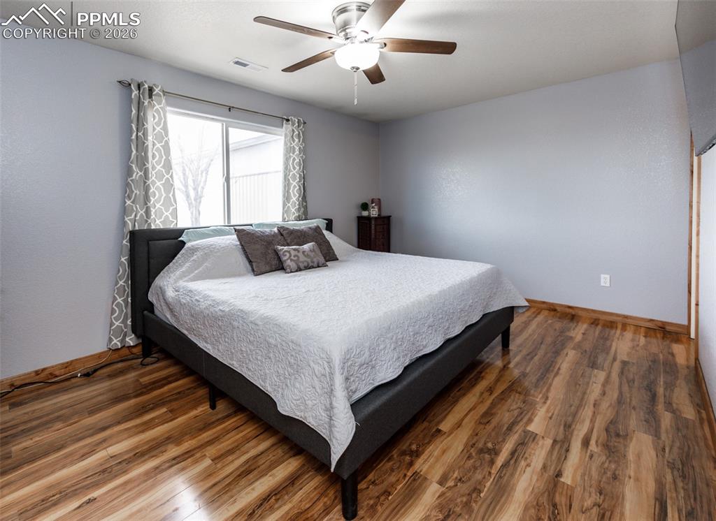 Image 13 of 32: Bedroom