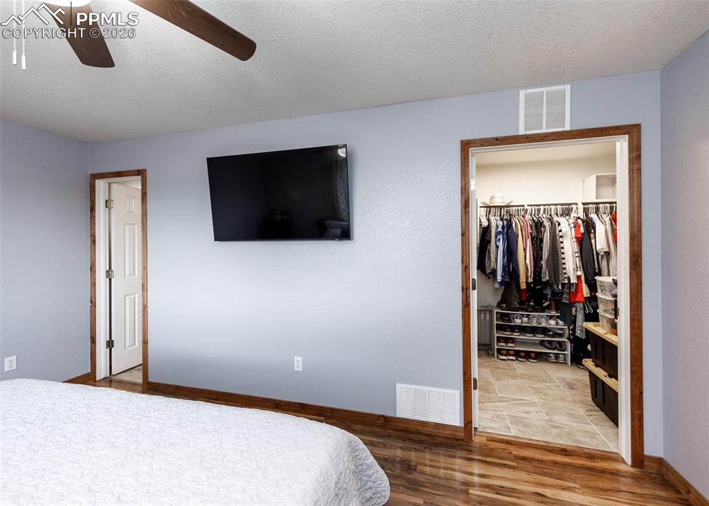 Image 14 of 32: Bedroom