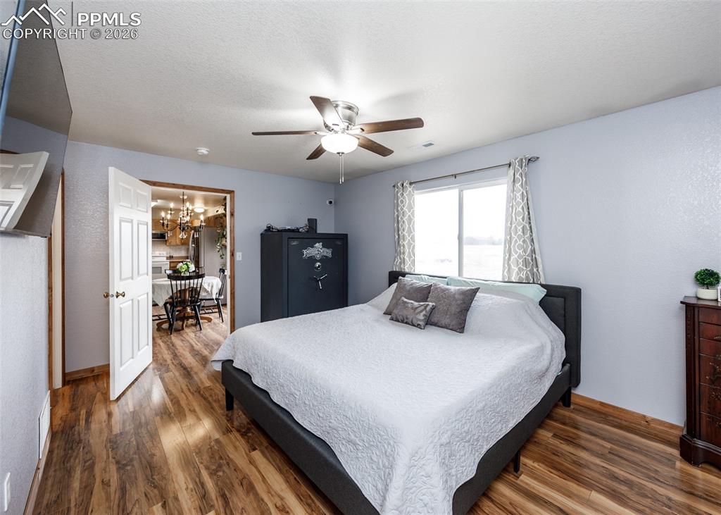 Image 15 of 32: Bedroom