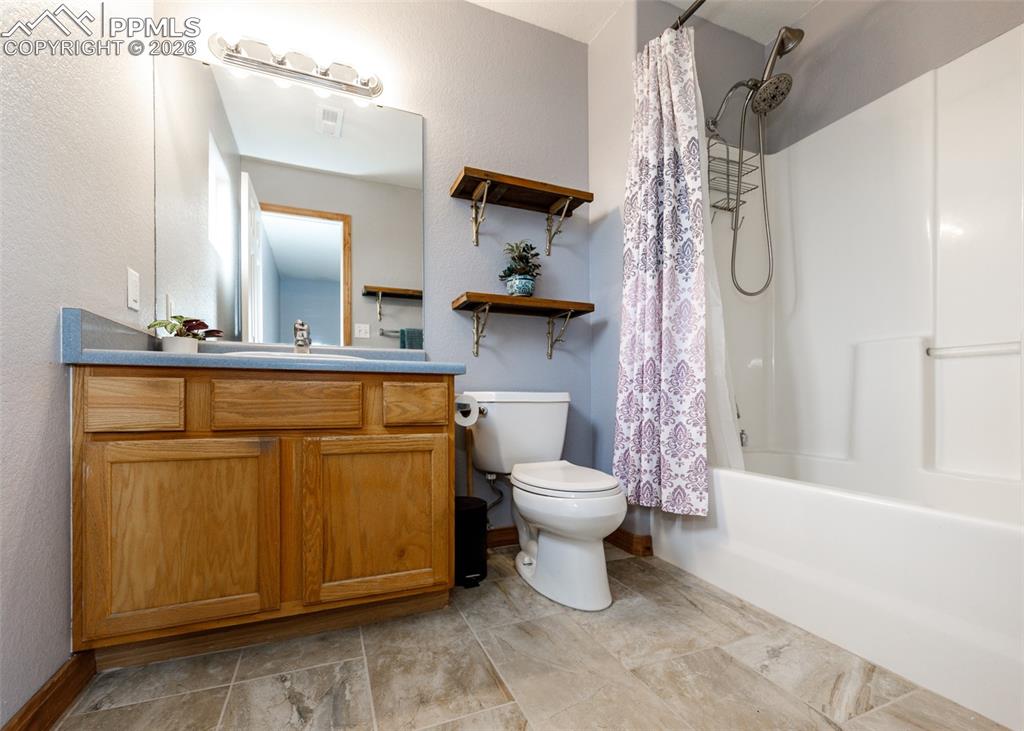 Image 16 of 32: Bathroom