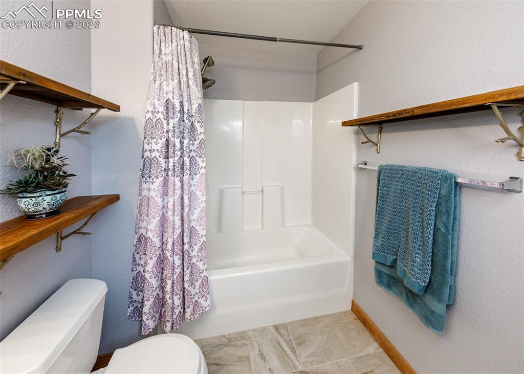 Image 17 of 32: Bathroom