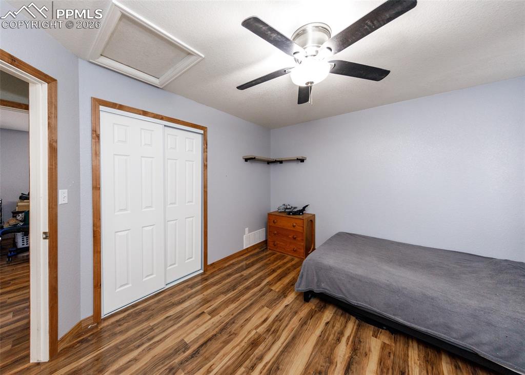 Image 20 of 32: Bedroom