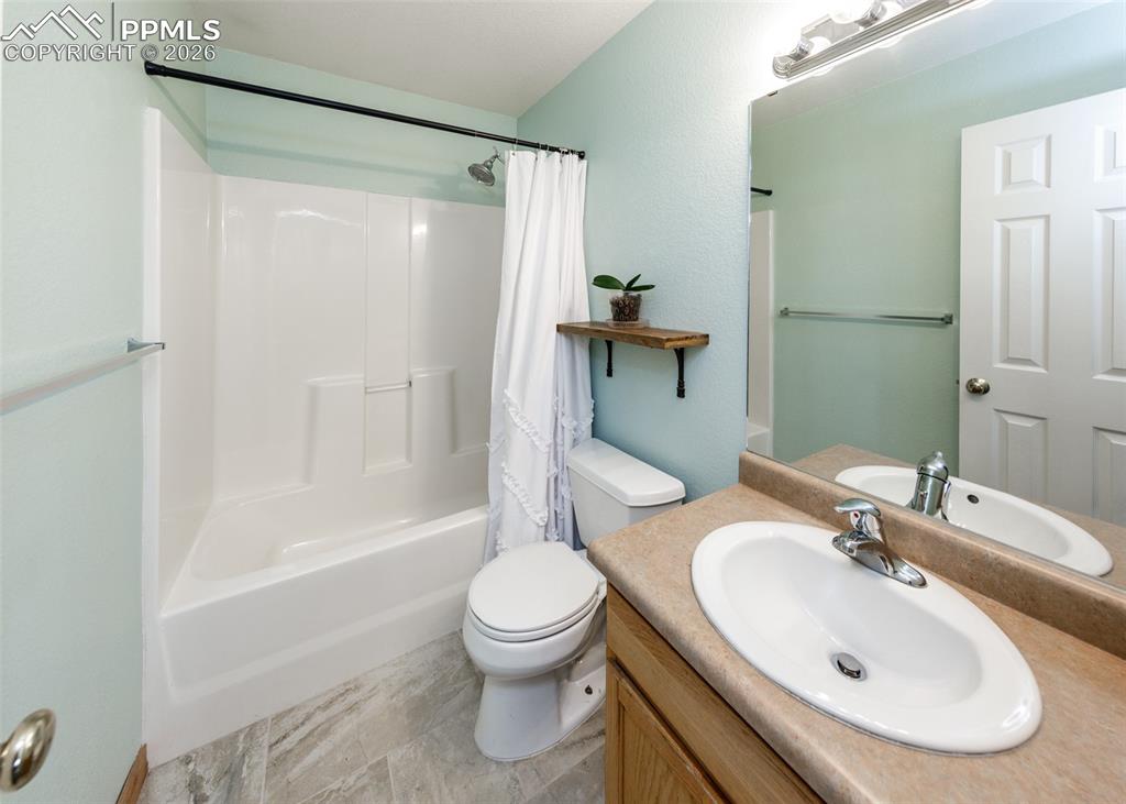 Image 21 of 32: Bathroom