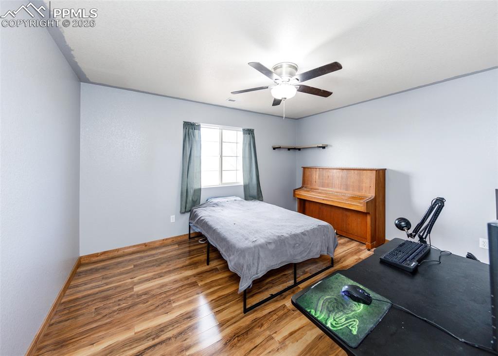 Image 22 of 32: Bedroom