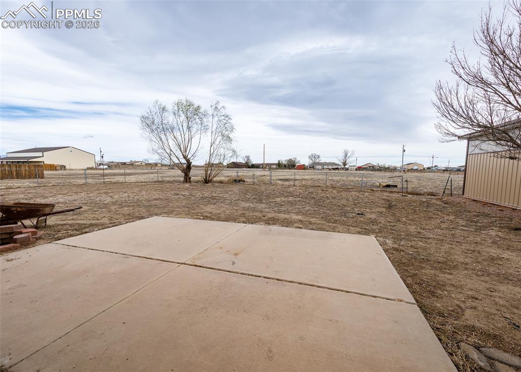 Image 24 of 32: Yard