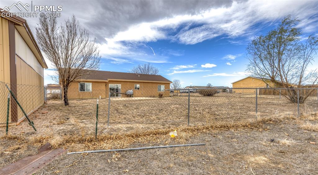 Image 26 of 32: Yard