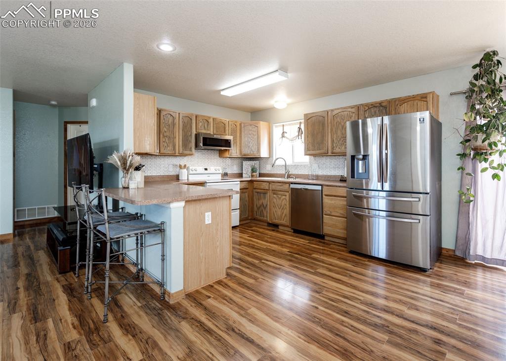 Image 8 of 32: Kitchen