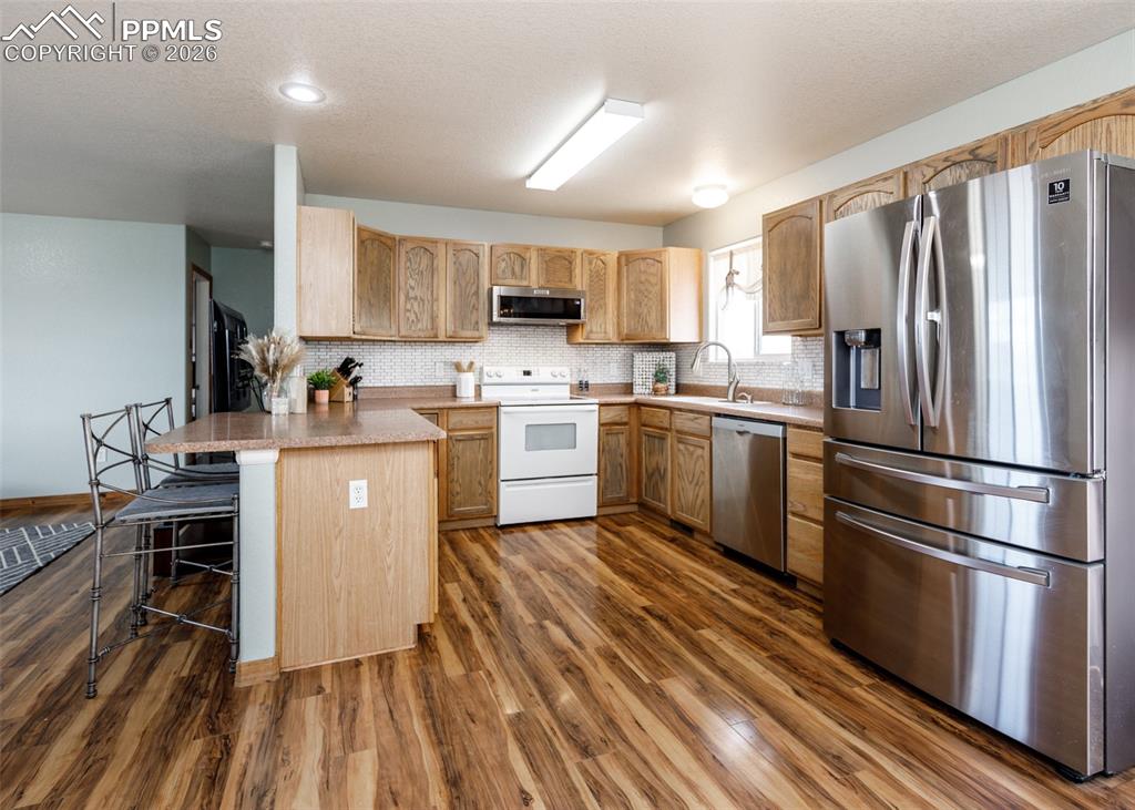 Image 9 of 32: Kitchen