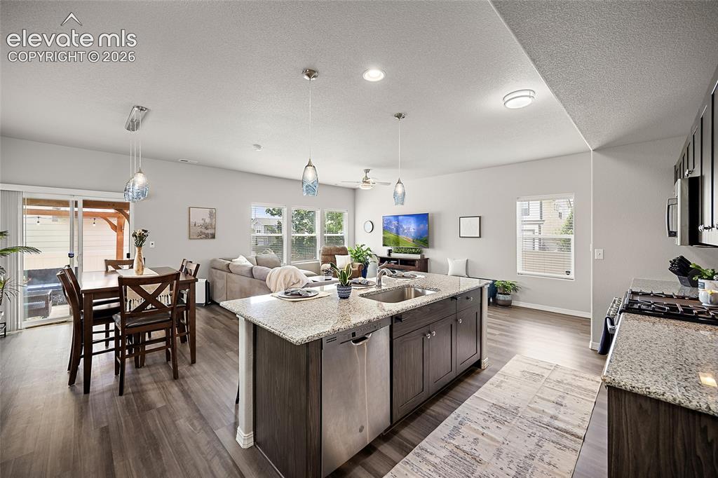 Image 10 of 40: Kitchen
