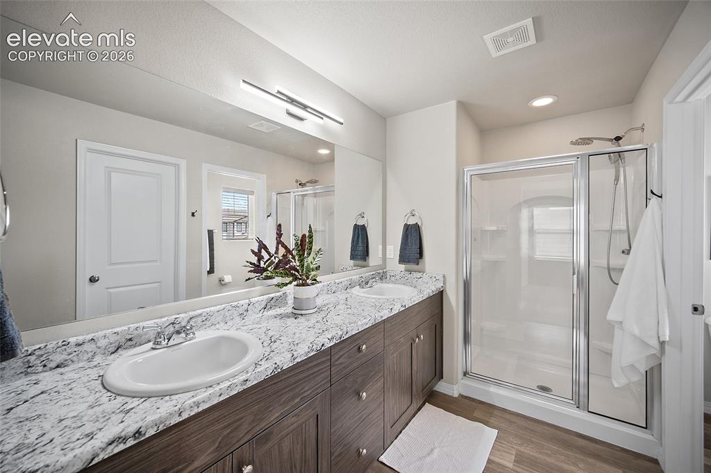Image 19 of 40: Bathroom