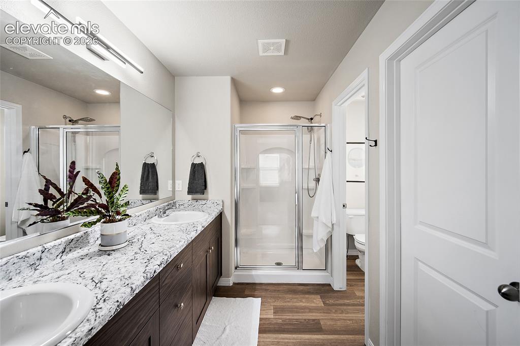 Image 20 of 40: Bathroom