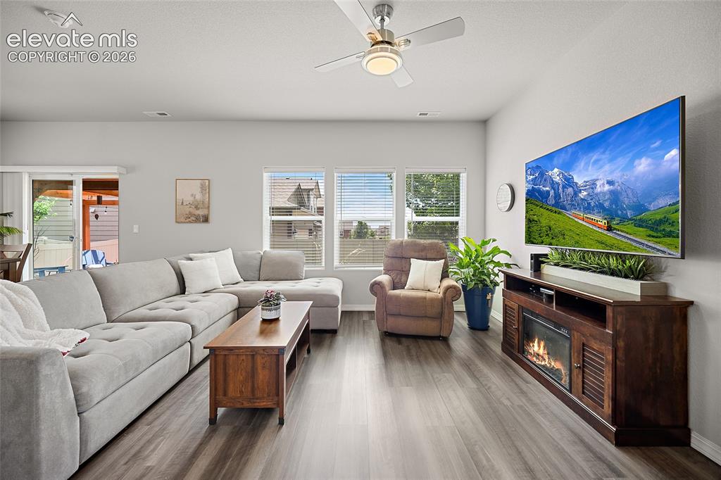 Image 6 of 40: Living Room