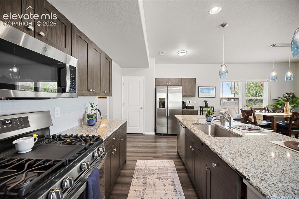 Image 7 of 40: Kitchen
