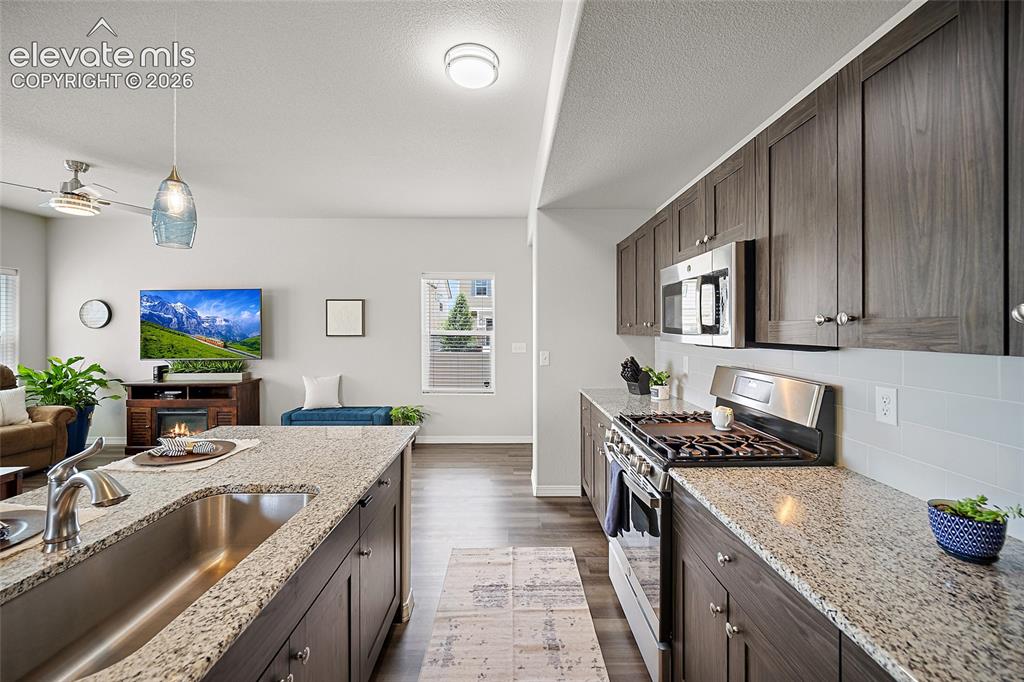 Image 9 of 40: Kitchen