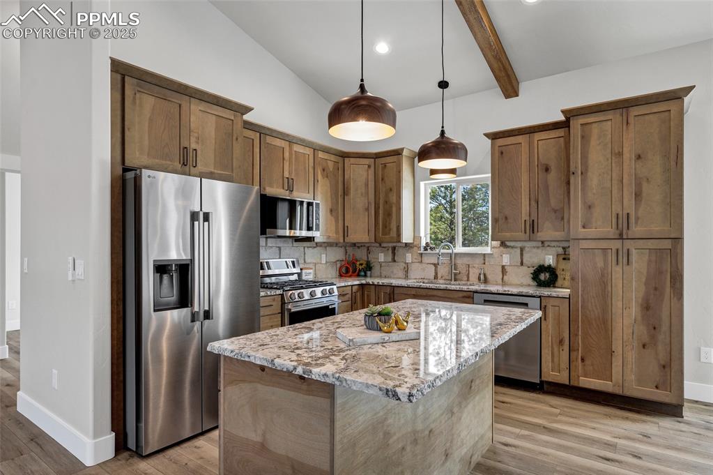 Image 10 of 44: Kitchen