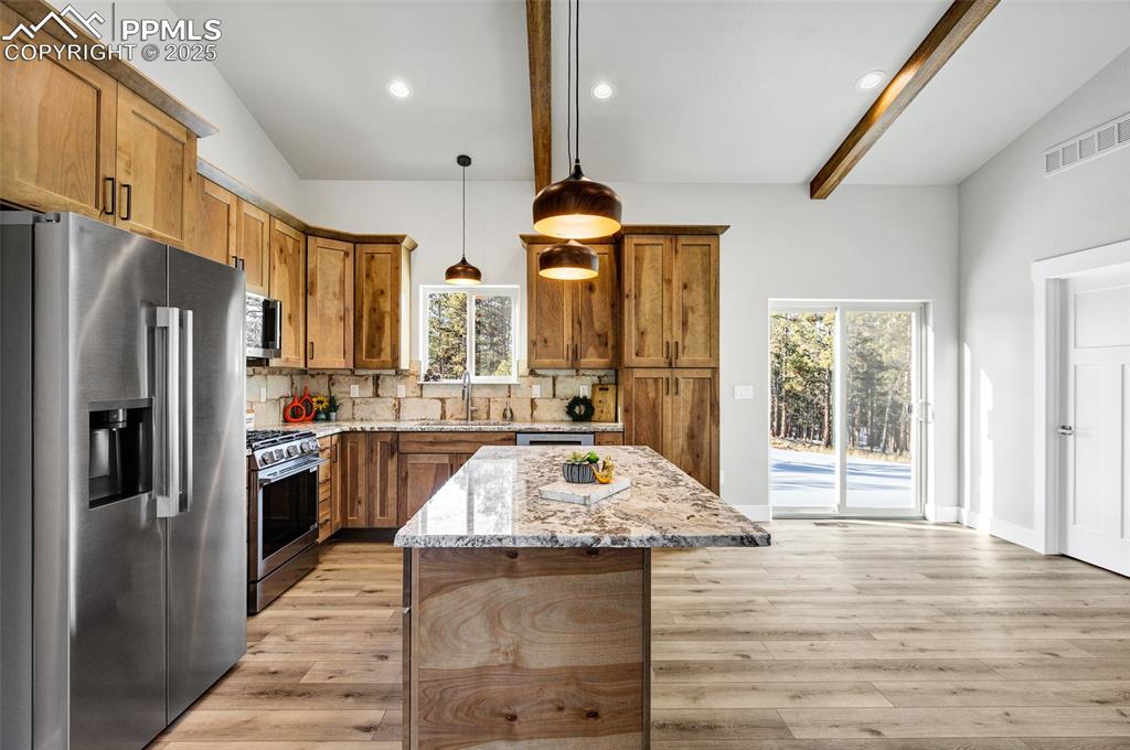 Image 12 of 44: Kitchen