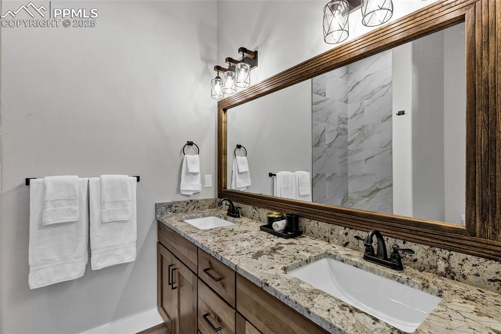 Image 19 of 44: Bathroom