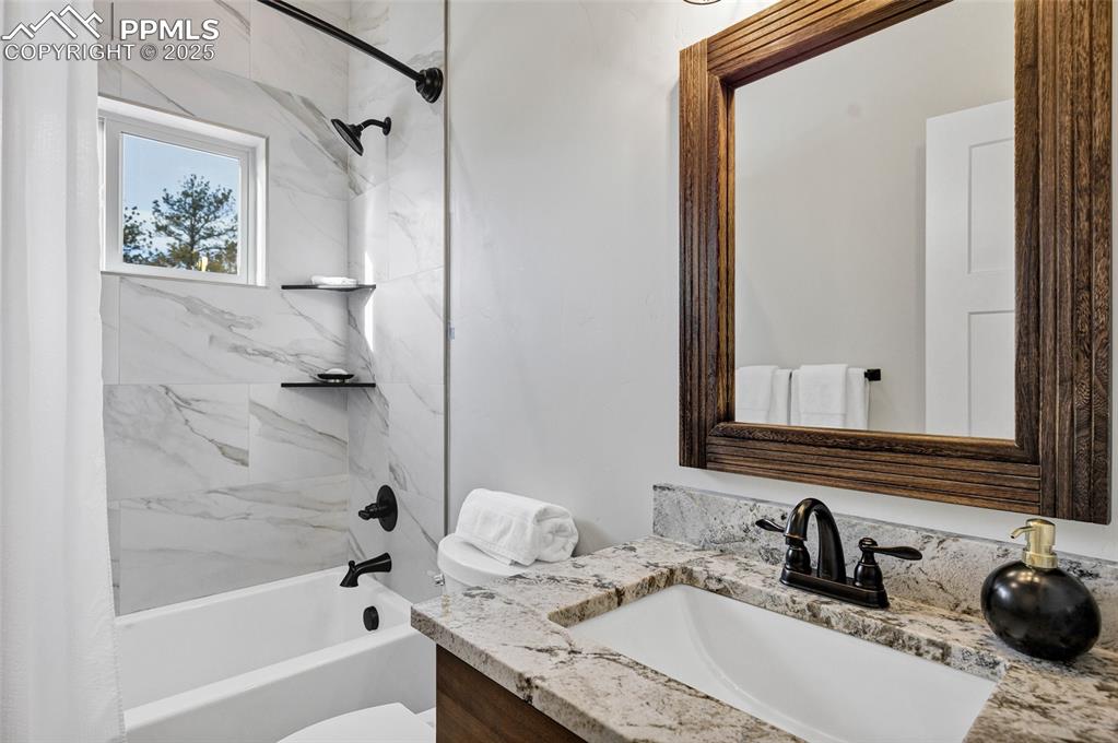 Image 22 of 44: Bathroom