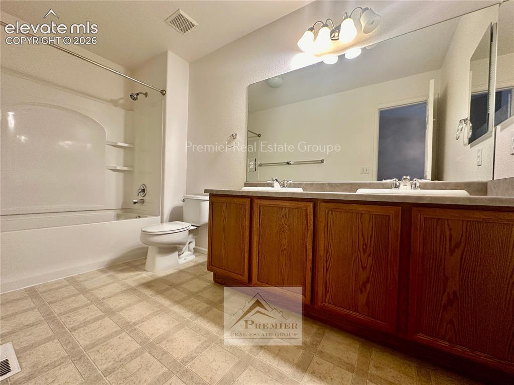 Image 11 of 15: Bathroom