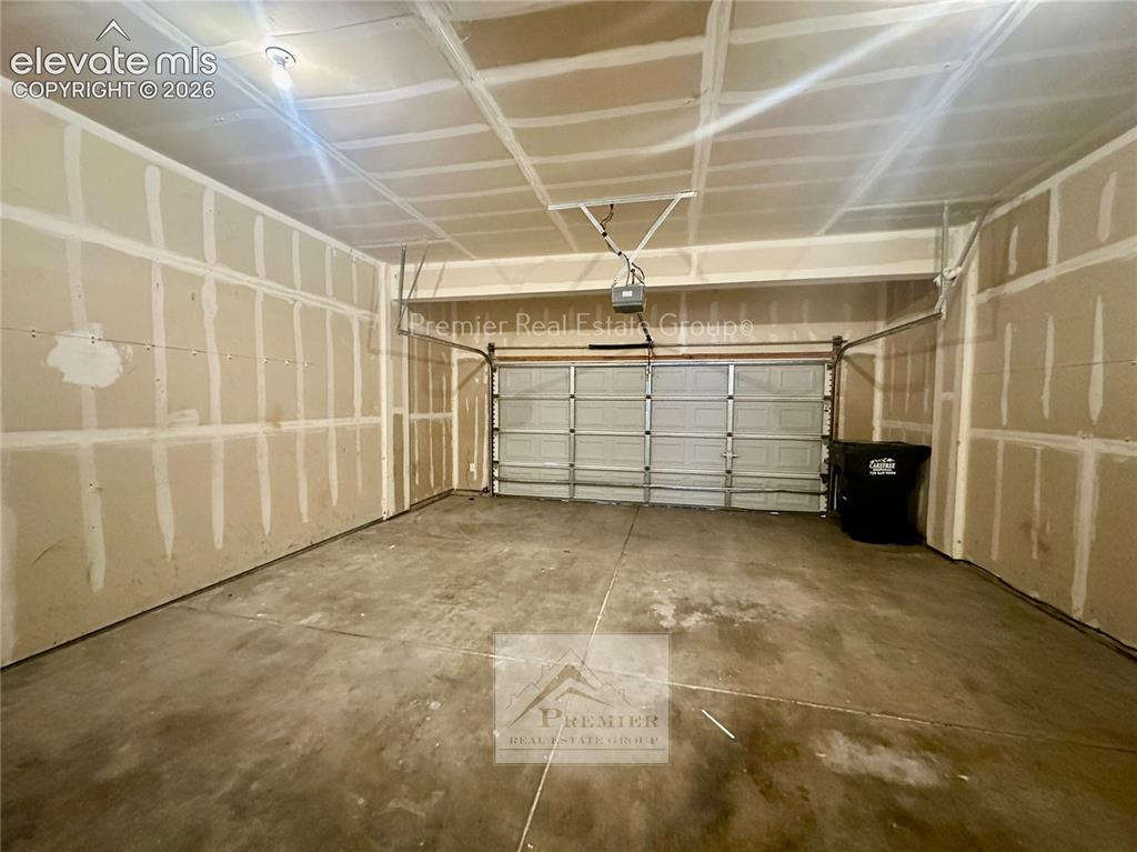 Image 13 of 15: Garage