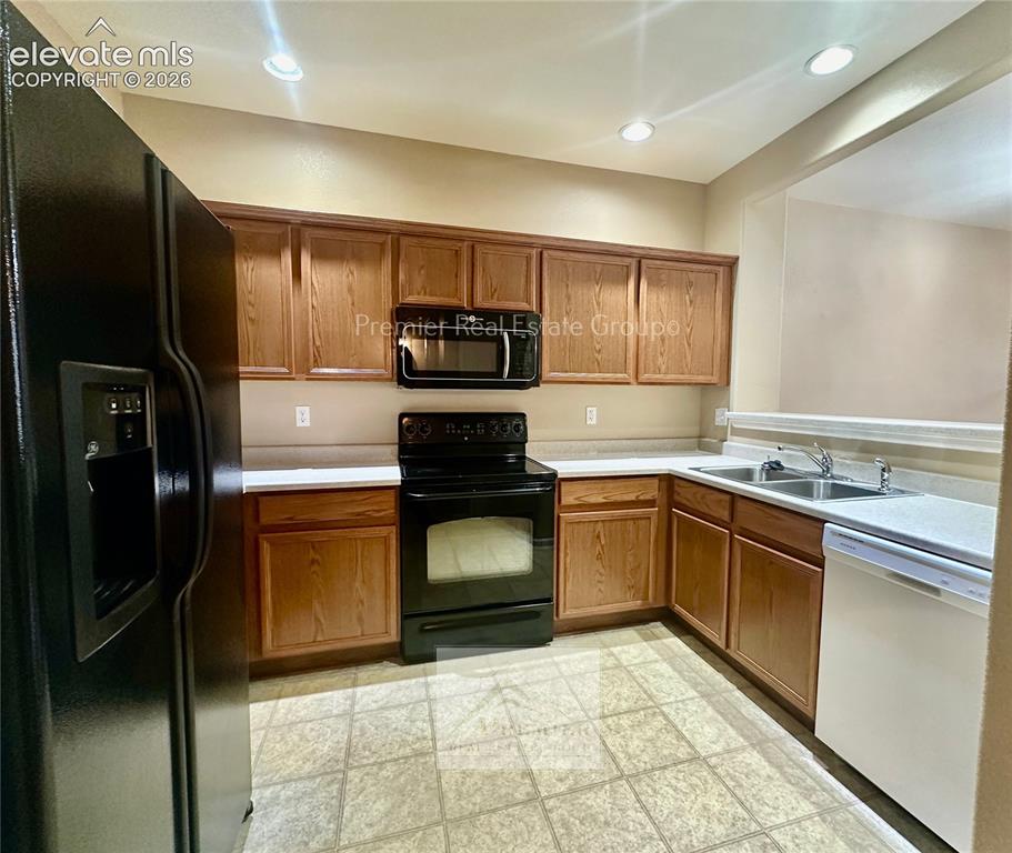 Image 6 of 15: Kitchen