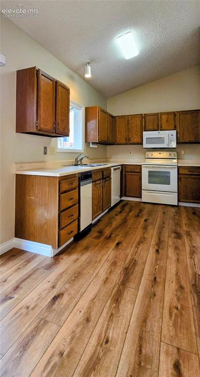 Image 10 of 34: Kitchen