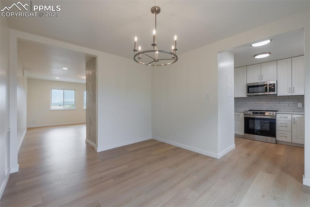 Image 18 of 34: Dining Area