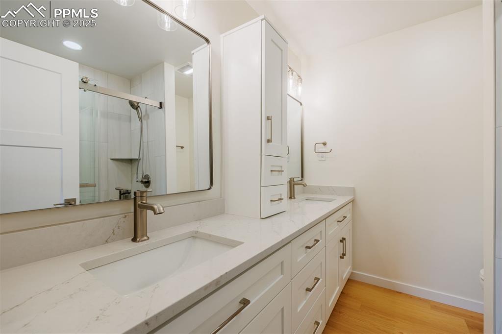 Image 25 of 34: Bathroom