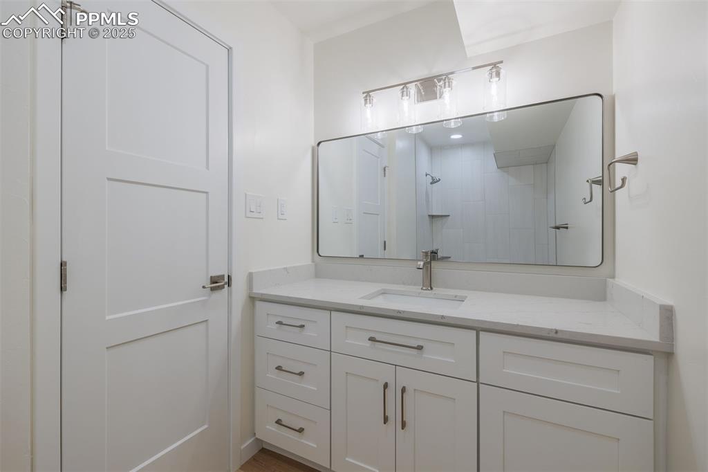 Image 29 of 34: Bathroom