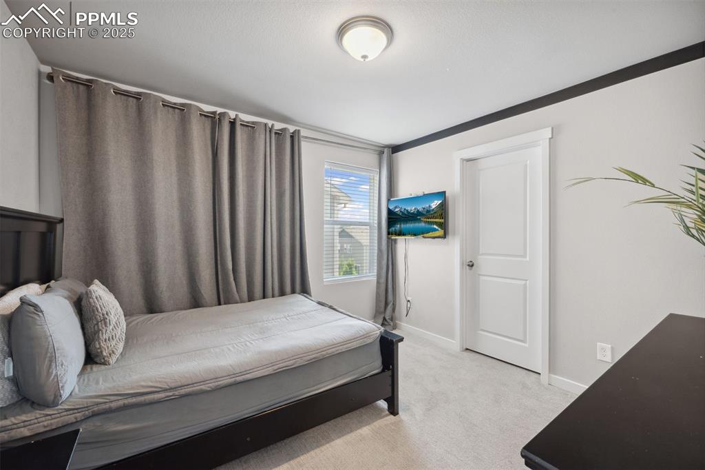 Image 17 of 23: Bedroom