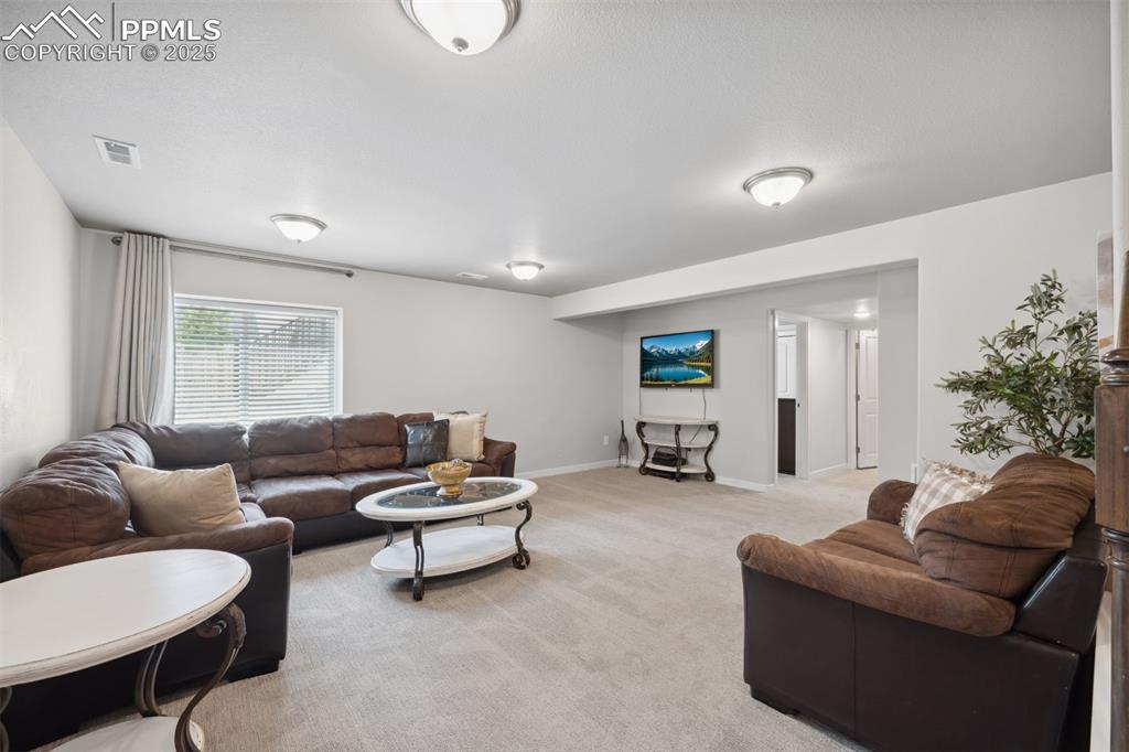 Image 19 of 23: Living Room