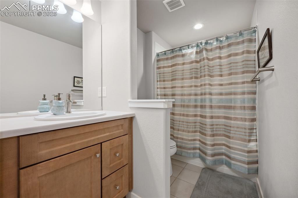 Image 21 of 23: Bathroom