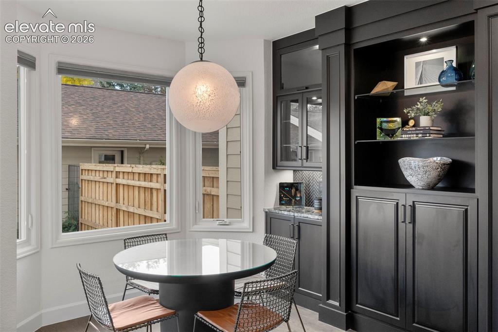 Image 14 of 34: Dining Area