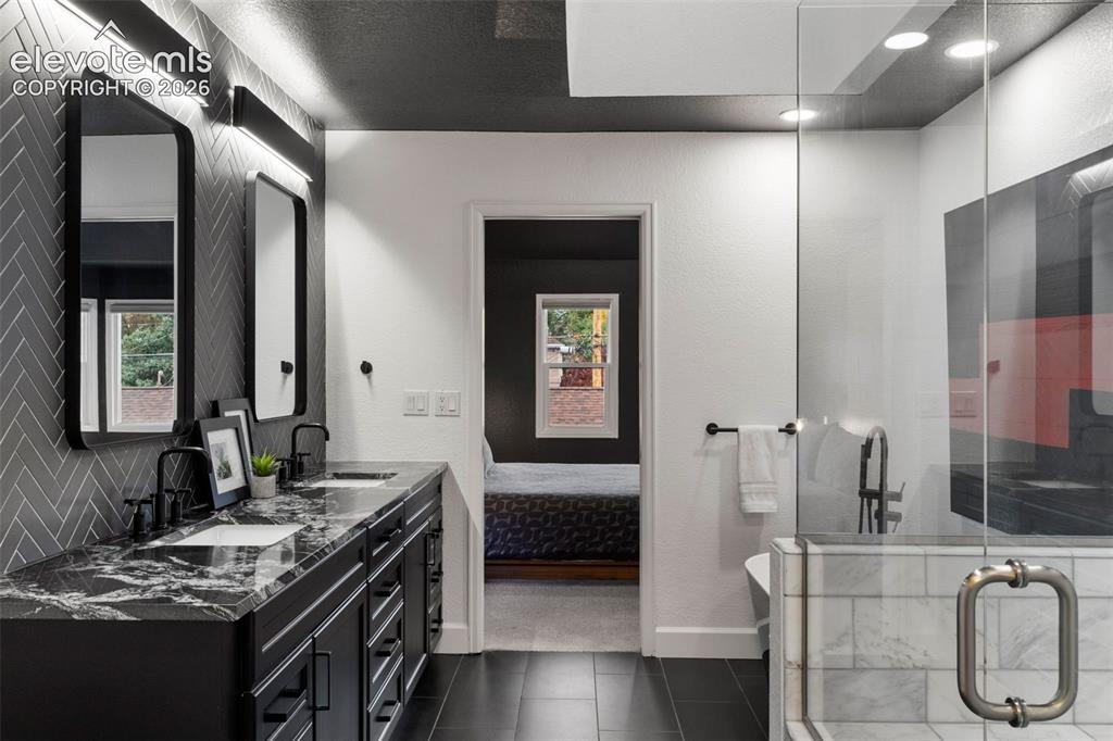 Image 19 of 34: Bathroom