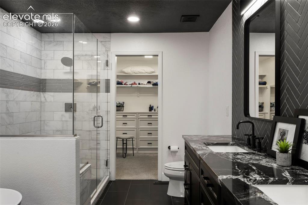 Image 20 of 34: Bathroom