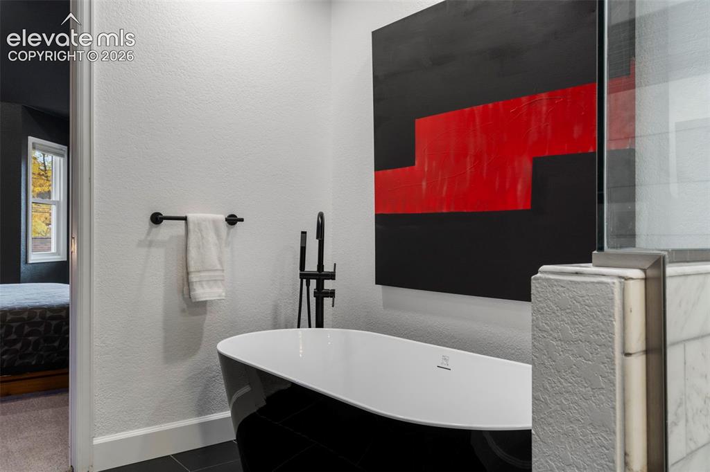 Image 21 of 34: Bathroom