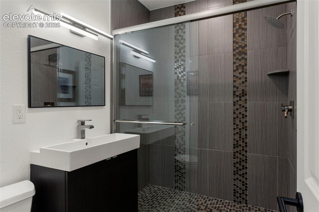 Image 29 of 34: Bathroom