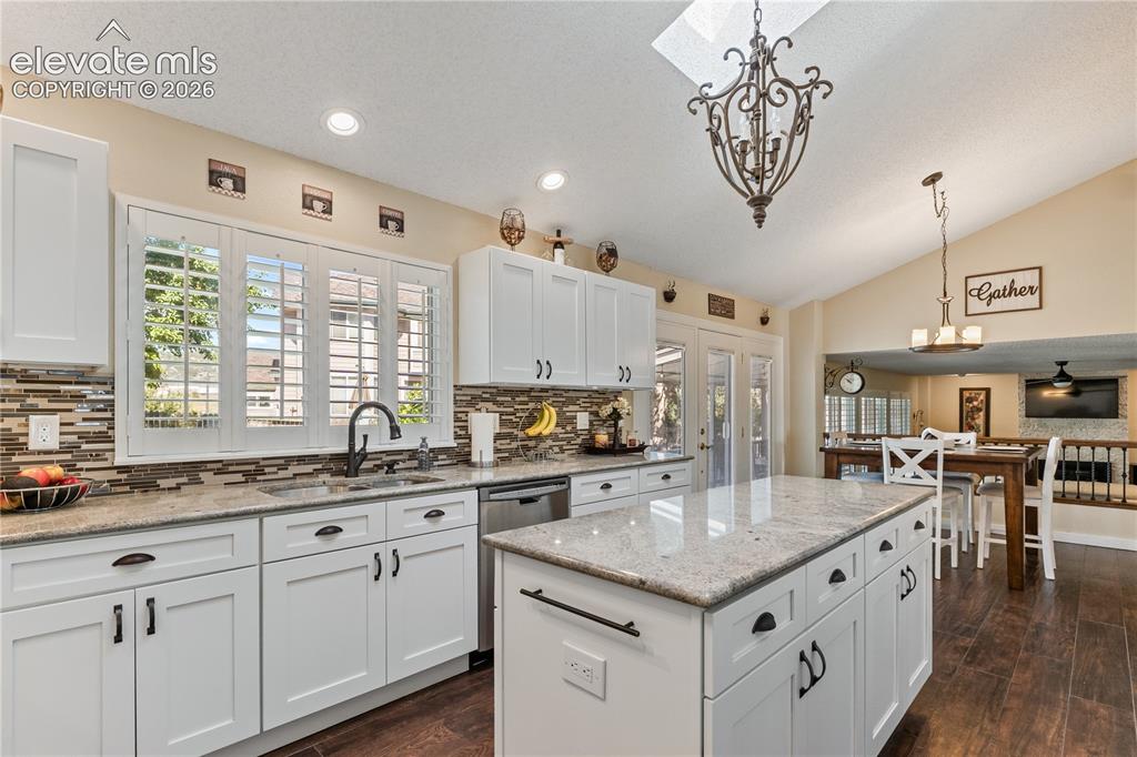 Image 16 of 44: Kitchen